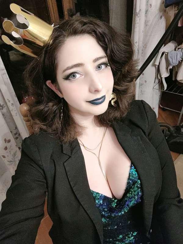 Trying a new goth- glam make-up. Do you like it? 
