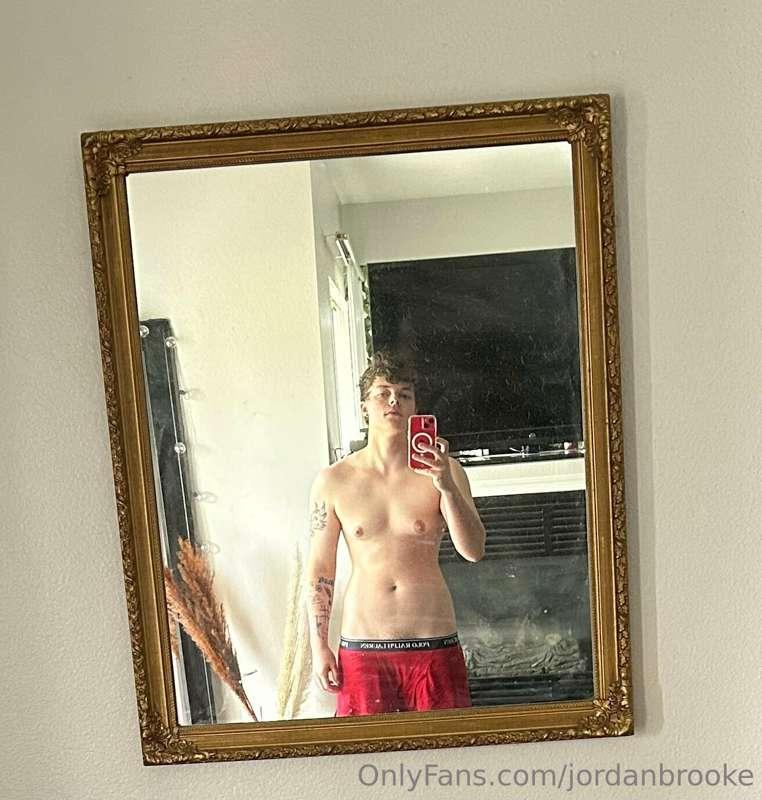 Mirror selfie 👀