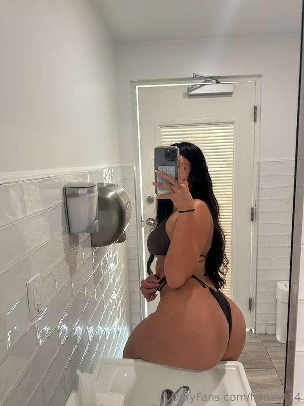 **BRAND NEW B/G** dropped on my ***VIP PAGE*** 😈 This little..