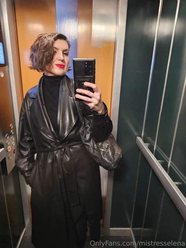 🖤 Spring means leather season, and I love wearing it outside..