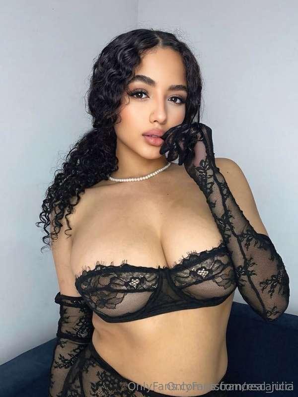 HOT CURVY BRUNETTE @itsfrancescaricci 🔥🔥🔥SEXY BODY & HORNY M..