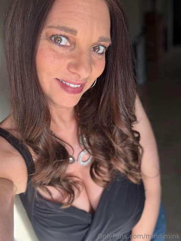 Just a lil selfie but still serving baddie energy 😘💋 Felt to..