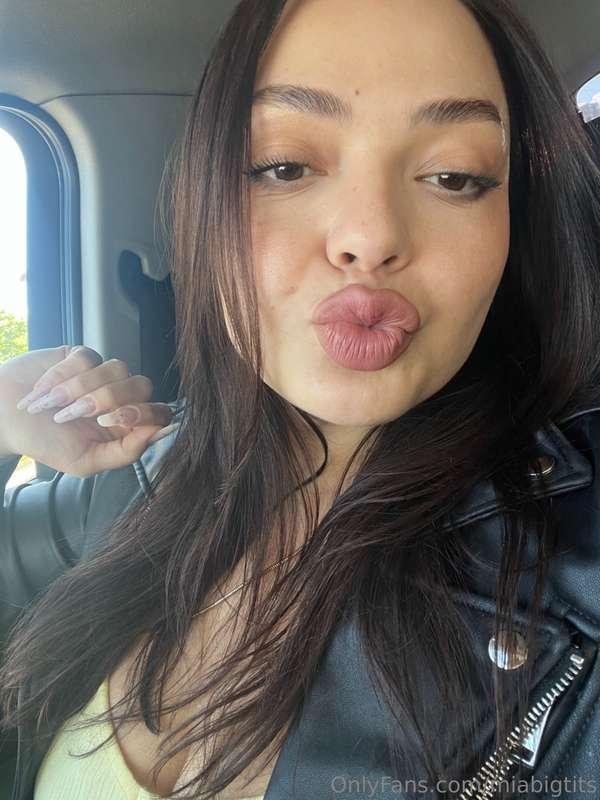 Morning kiss 😘 