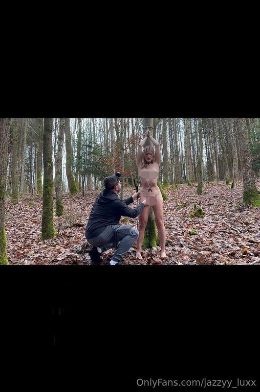 Kurz nach Silvester in der Kälte nackt an einen Baum gebunde..