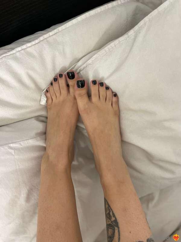My cute lil feets 😇😇