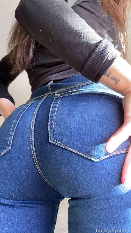 Hey cutie ! 💕 What do you think about my tight jeans?👖 ✨
#jeans #assinjeans #tightjeans #butt #ass #bubblebutt #brunette 