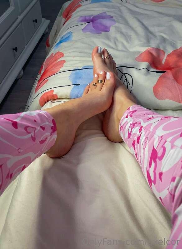 How do you like my new pedicure? 🤭🤍