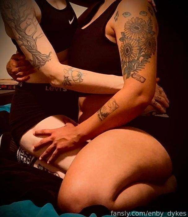 👀 sneak peek 👀 at tomorrow’s photo set! Can’t wait for you to see them! 

@RiverWildX 

#tribbing #tribadism #scissoring #lesbians #realcouple #wetpussy #hairypussy