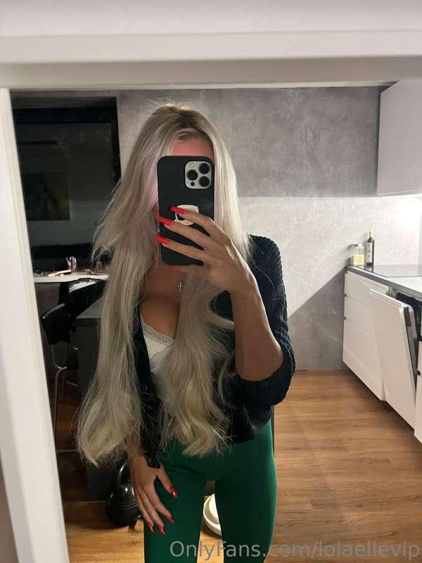Do you think green looks good on this blonde hottie??💚💚