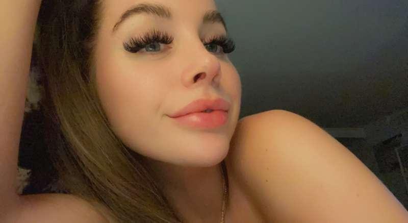 I got new lashes today, do I look cute? 🥰