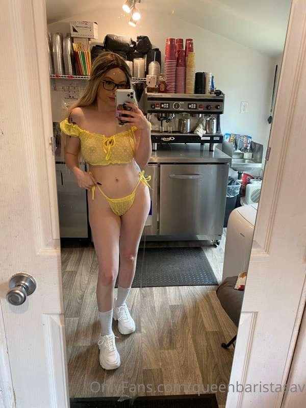 My cute yellow outfit from yesterday 💛🥰