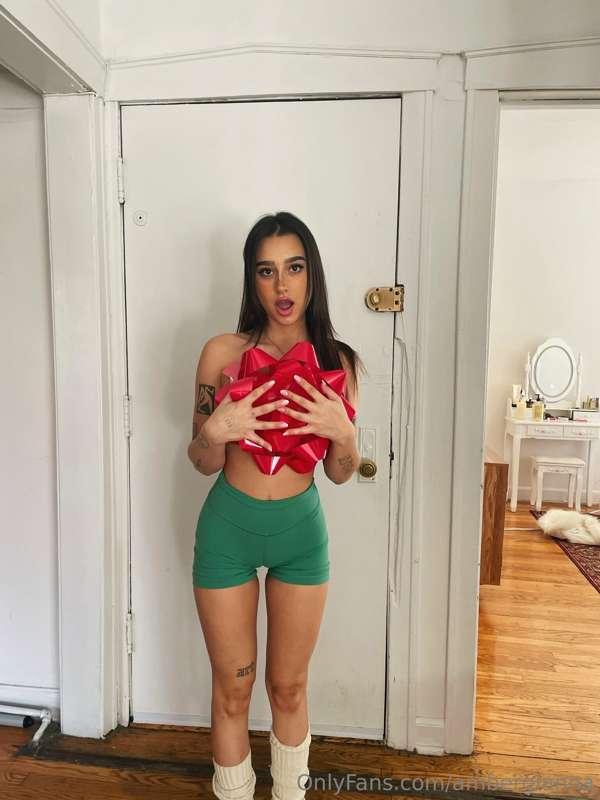happy *titty tuesday* 🎁 make sure you check your DMs today 💋