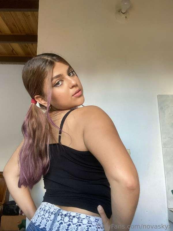 What do you think is my favorite color? 🙈🖤💜🩷💚💙