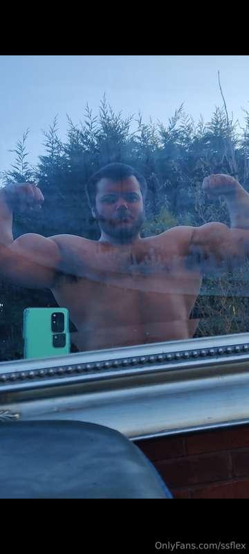 DANM THOSE BICEP PEAKS ARE ABSOLUTELY HUGE