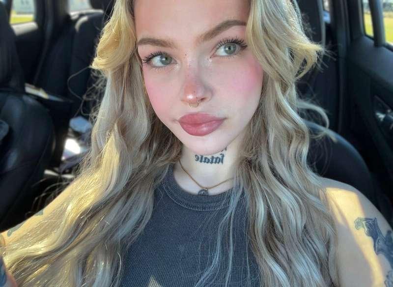 On my way to steal your attention. This pretty girl craves i..