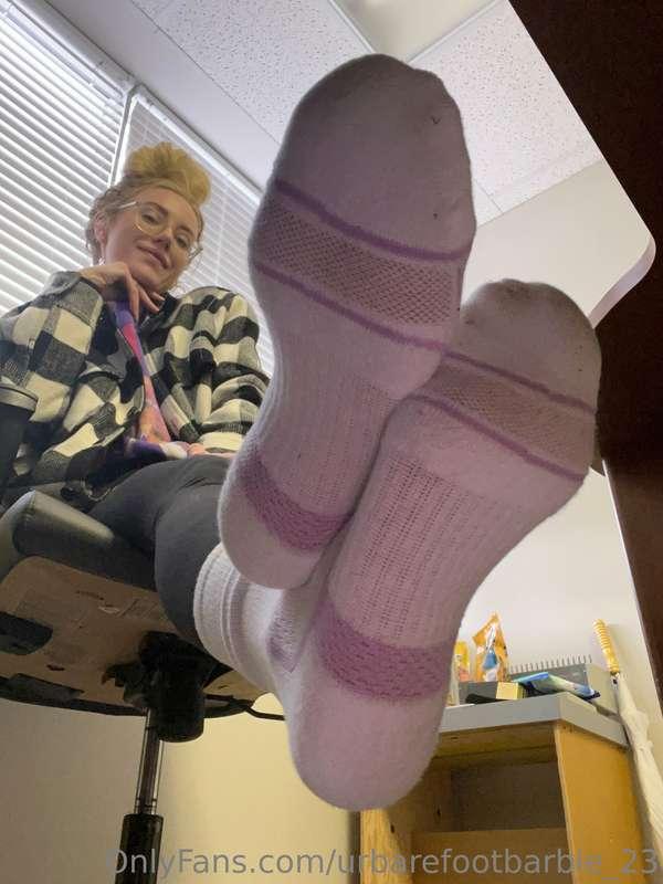 Getting comfy in the office 😈
Socks or no socks?