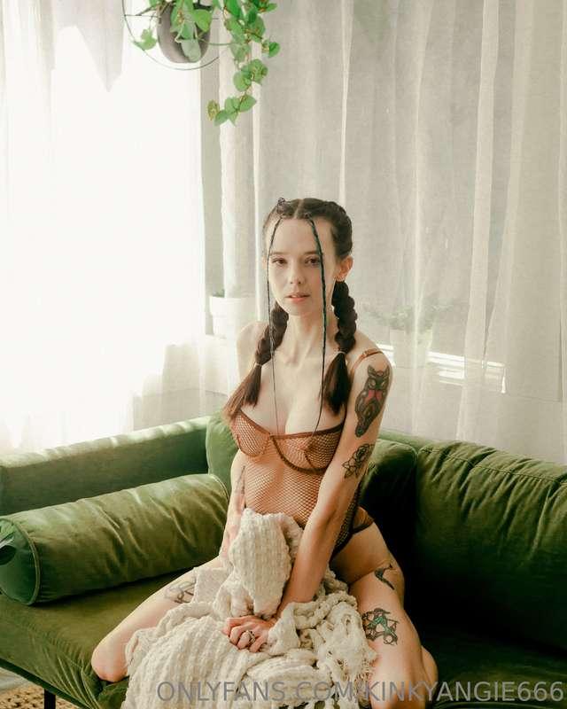 How many feet are in the second photo? 👣❤️  @ash.flexem