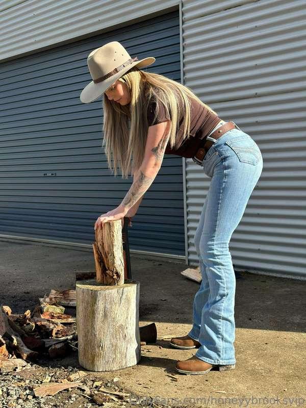 Can you lend me a hand, babe? 😈🥰