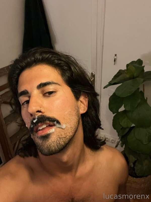 I was feeling very horny, hungry for cum, so I opened grindr..