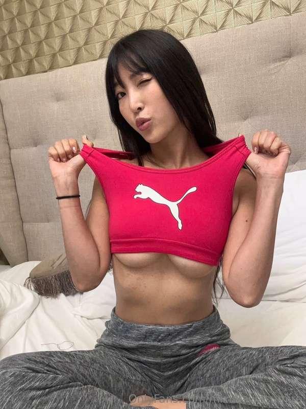 Nothing says "Saturday Vibes" like my red sports bra 💟💦