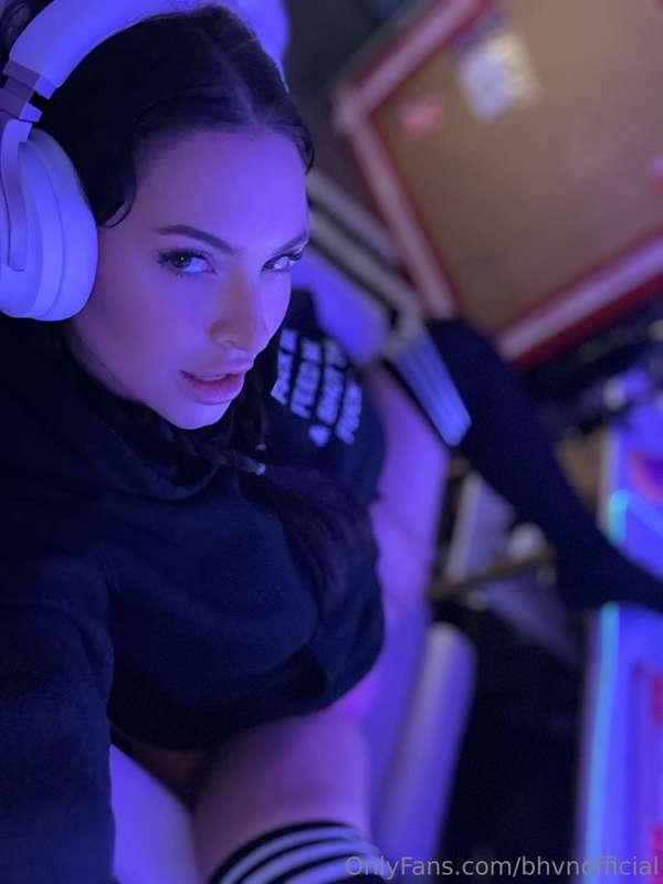 I'm 100% ready to be dominated, baby 😈