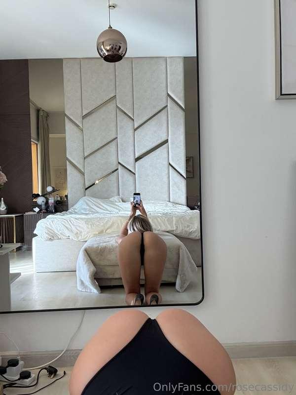 Waiting for someone to bend me over like this 😩