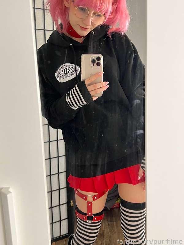 Here’s a few 🍑cheeky🍑 pics and a lil flash of my lace panties 🫣💖 I like my butt in these hehe

#panties #lace #egirl #femboy #nonbinary #zettairyoiki #thighhighs #tennisskirt #shortskirt