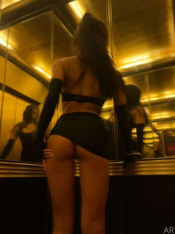 imagine fucking in this elevator😍