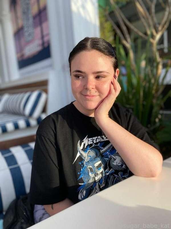I've had a tough few weeks with uni and can feel the burnout starting to creep in. Luckily my past experiences have given me the insight to recognize it early. I've been prioritising self-care the past couple of days and I am already feeling more grounded. Went for a drink with my bestie and she managed to capture this lovely shot of me. Everyone, please be gentle with yourselves, your mental well-being is so important 💖
