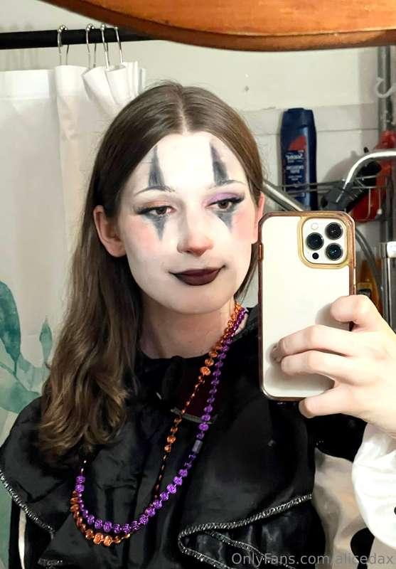 also hope you had a good halloween 🎃🖤! i was a clown 🤡 i was..