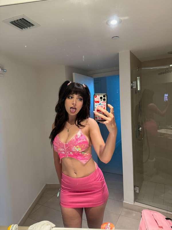 who wants a little kiss? 💋