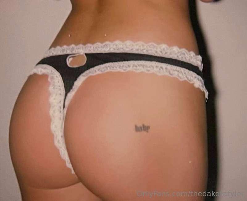 Hump day means waking up to this juicy ass 🍑