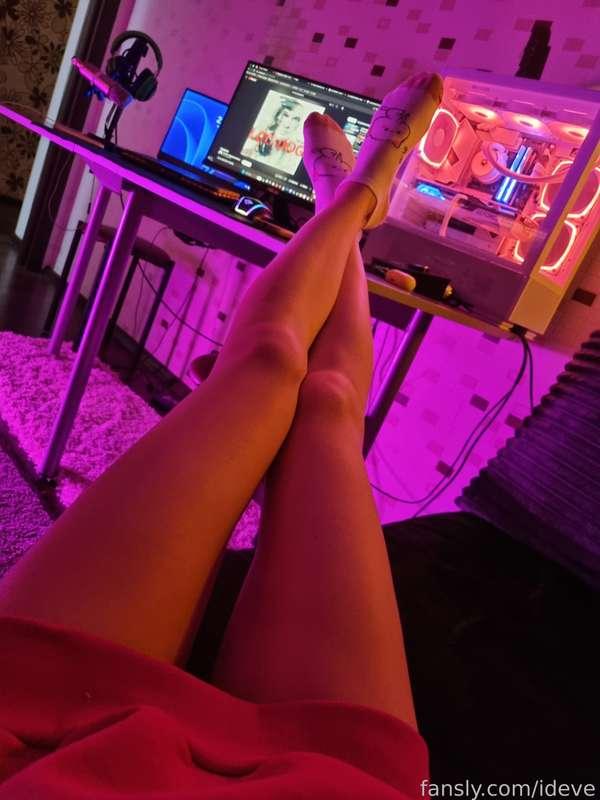 "This is my vibe, baby 💚"

#legs #feet #socks #cute #vibe #chill #masturbation