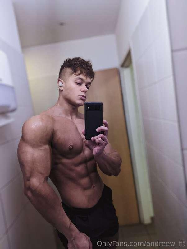 Could you handle my morning wood between your lips?😈