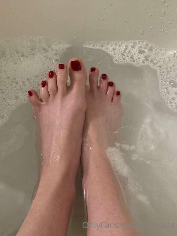 Come take a bath with me 😉💦🥰

💜 do you like my red toenails ..