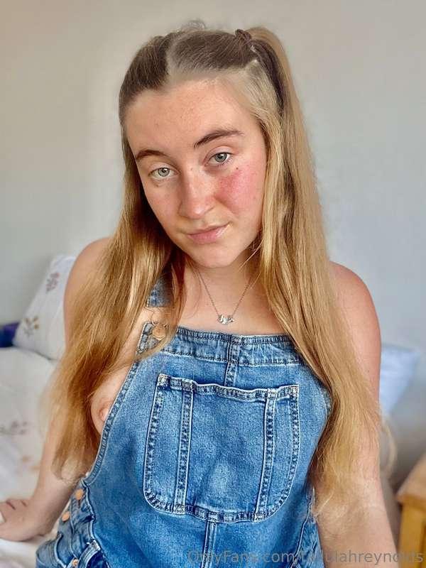 I’m kinda loving this dungarees with no undies on look, what..