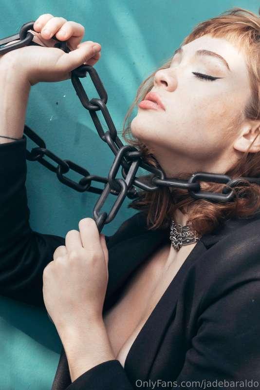 Dizem que correntes são feitas para nos prender, mas eu me s..