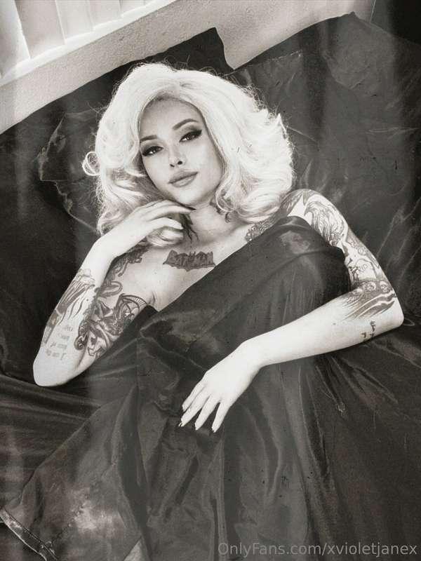 In my B&W era! LOL 👱‍♀️