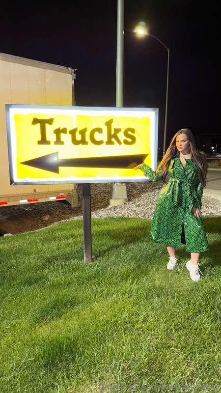 Just me following signs… in full look, of course 😉 @venessas..