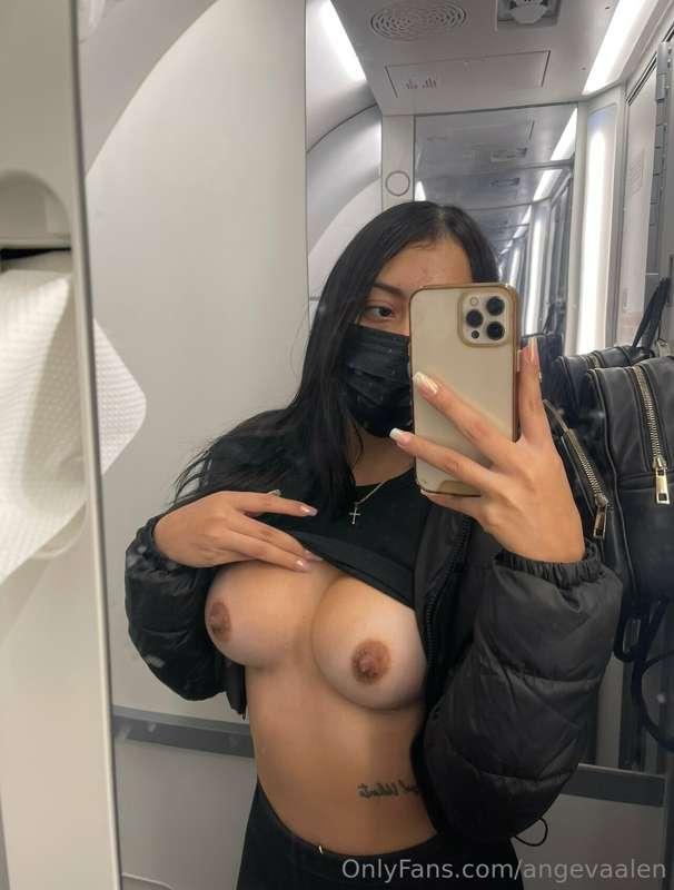 ¿Un rapidito en el baño del avión?😏