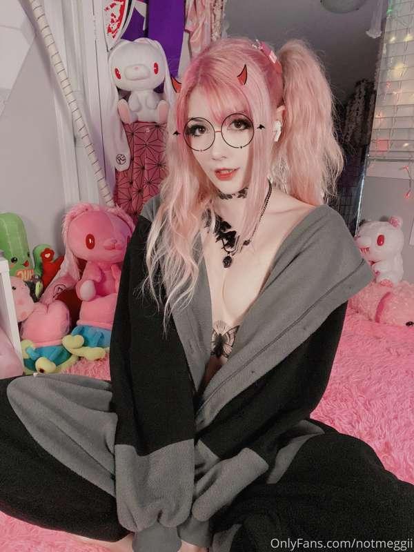 Slumber party time :3!! who wanna join? 

I'm working throug..