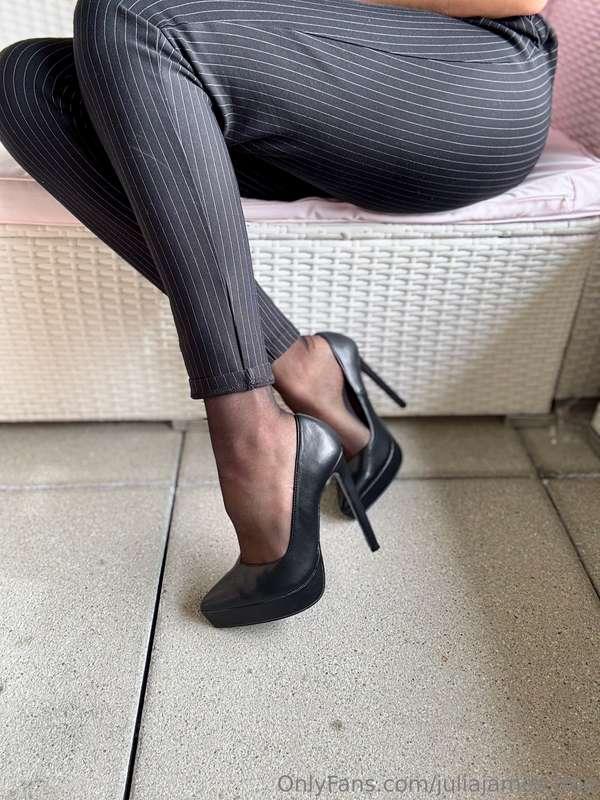 10 pics and a nice video 48 seconds of my nylon feet and sol..