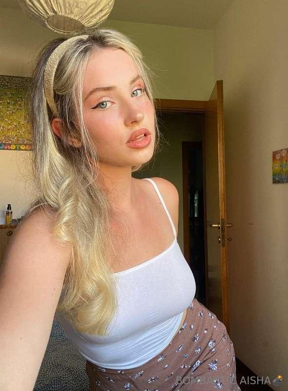 Hot blonde @carol_elena just turned 18 😏 🥵🍌SHE IS CRAVING DE..