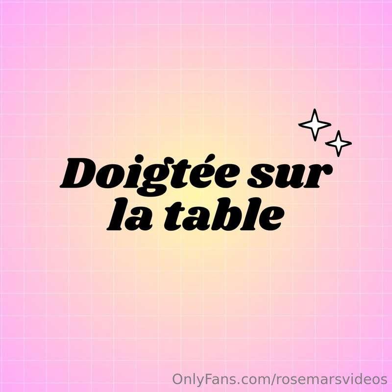 Assise en culotte sur la table les cuisses écartées, les doi..