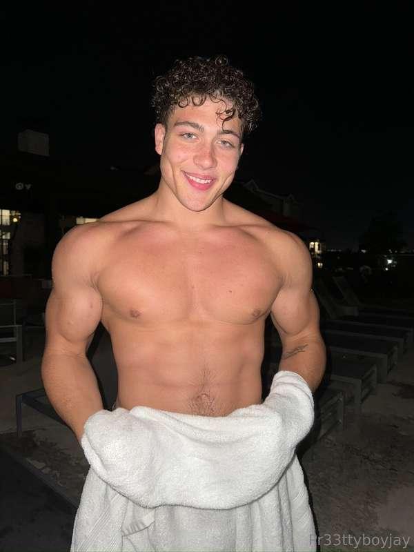 @ethanxrhett’s new to OnlyFans and he’s already got a giveaw..