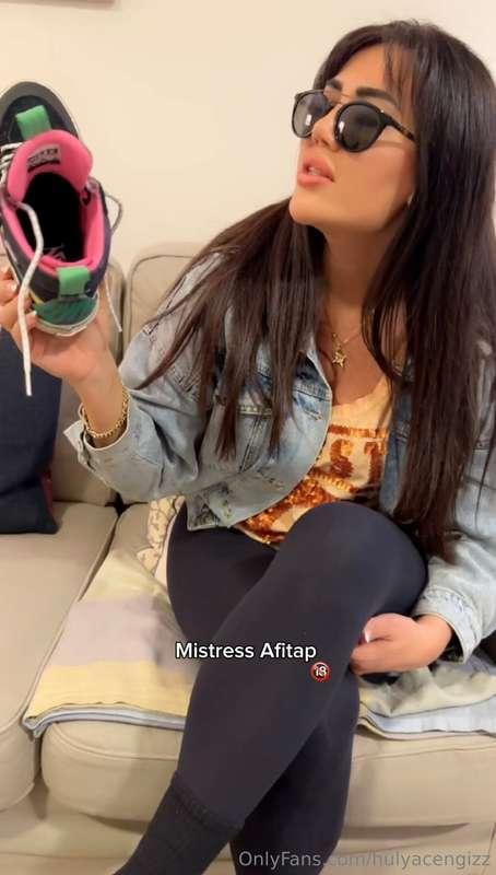 Sweaty sneakers and socks lovers Enjoy ..