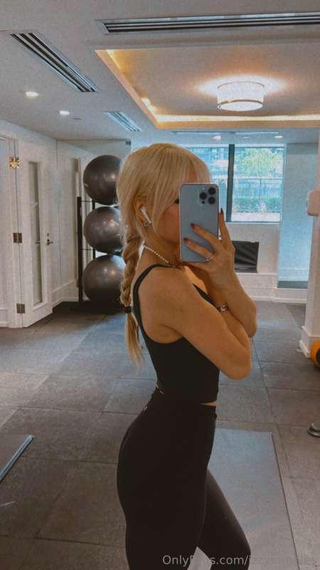 Must be nice to have a gym buddy...