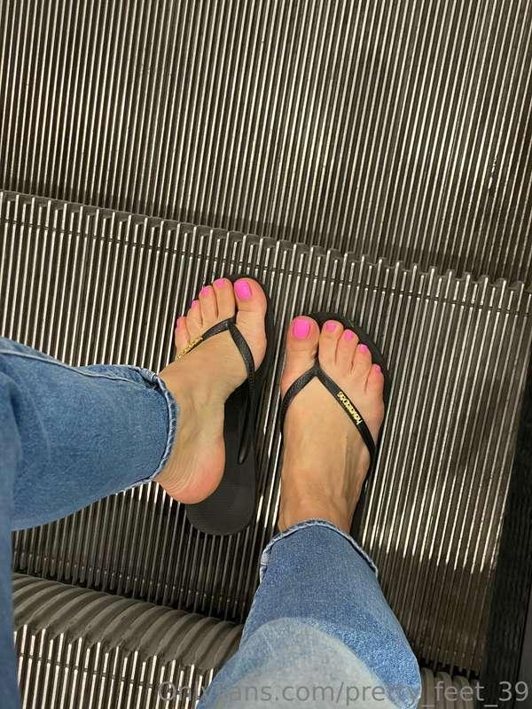Rocking my favourite summer flip flops 🩴