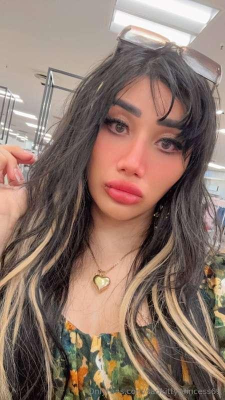 I'm kinda bored waiting, lets talk! 🙈 Drop me a DM please 😍