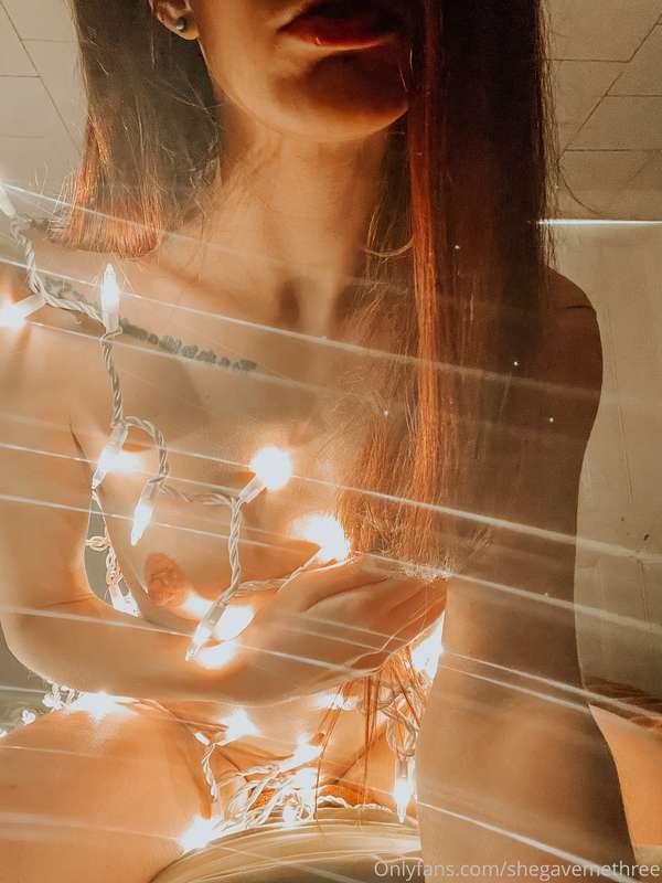 All wrapped in lights for you 🎁 *24 photos, make sure to tel..